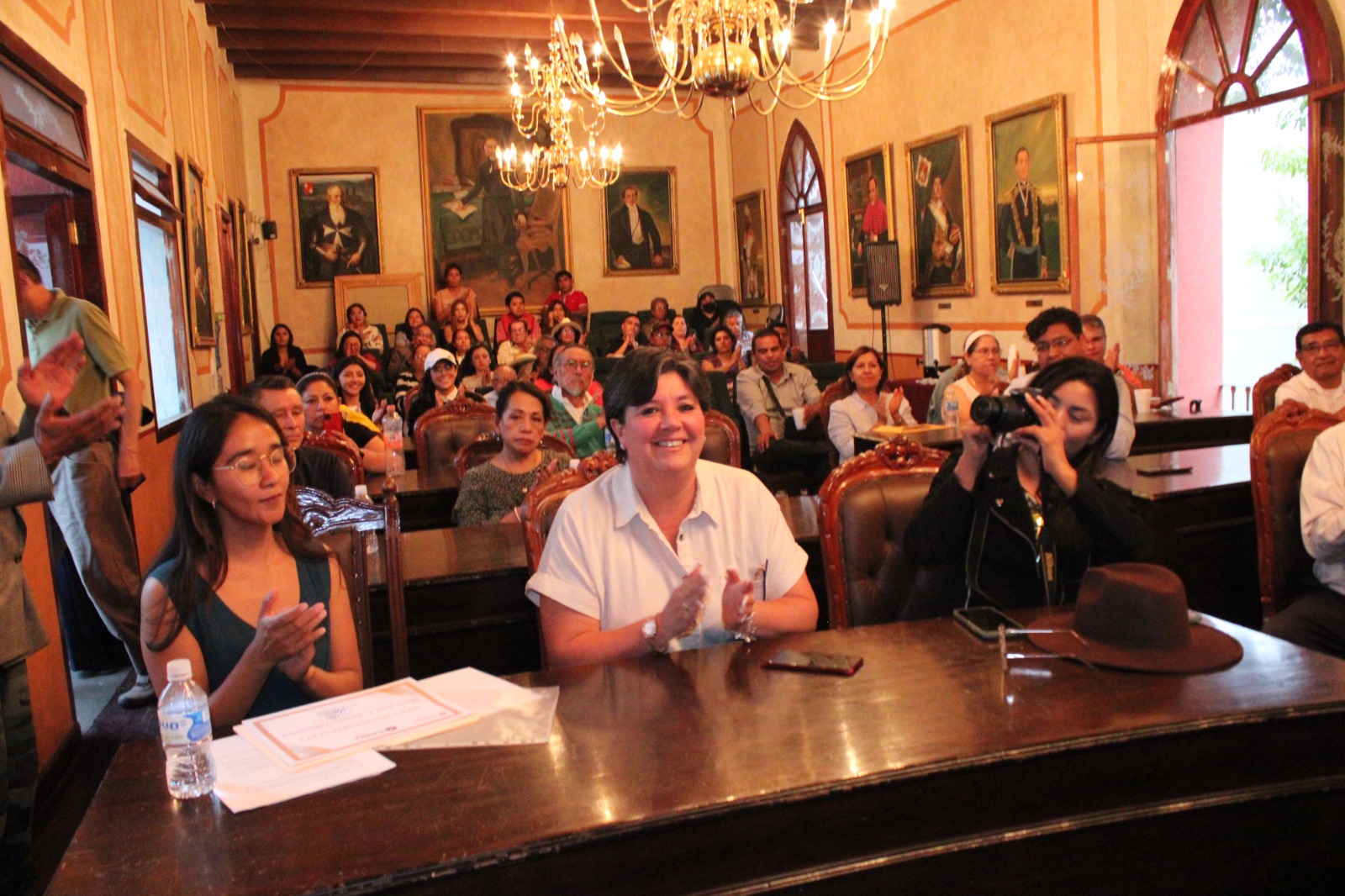 Imparten conferencia sobre salida de las 400 familias en el cabildo capitalino